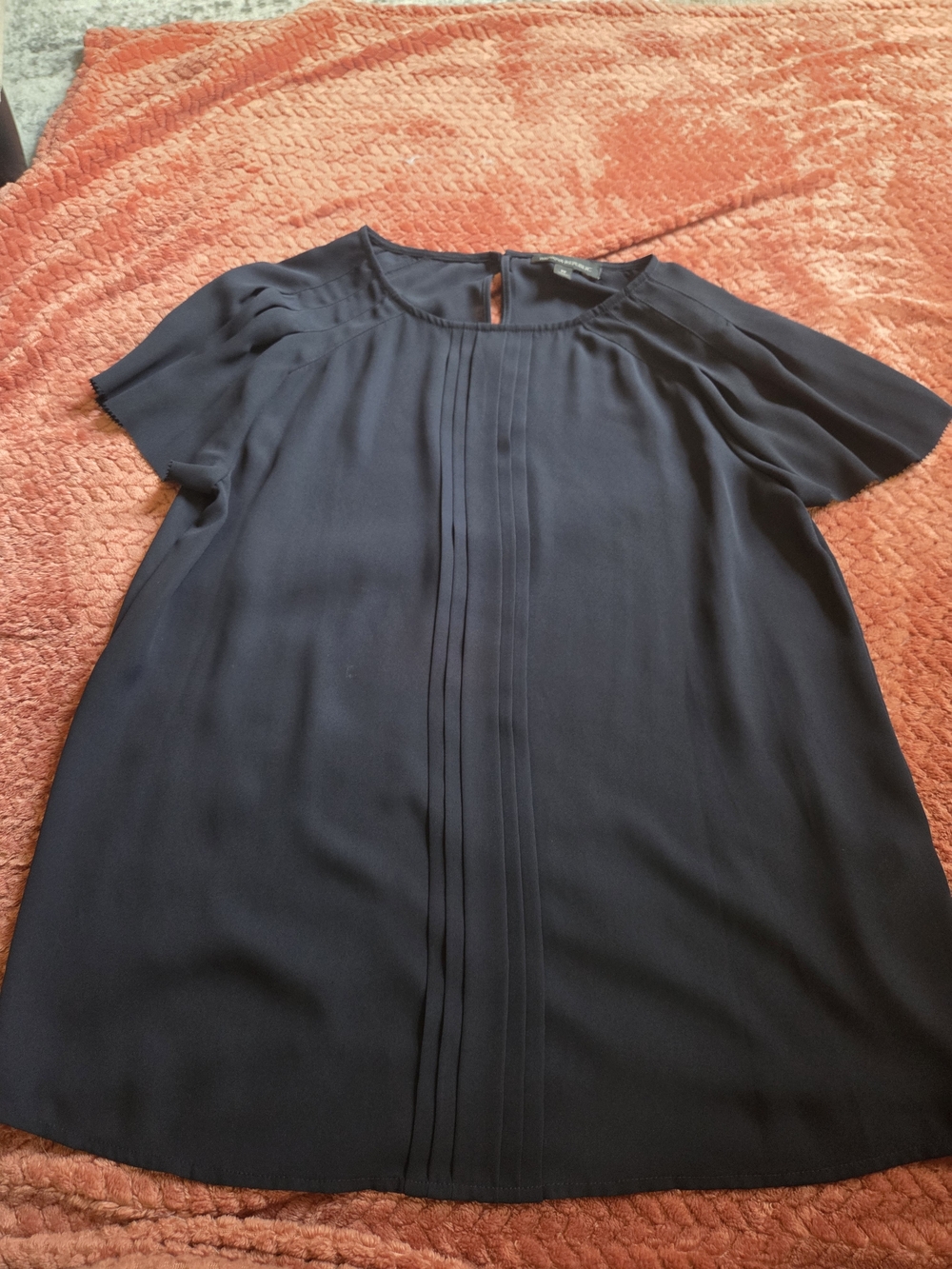 Size Medium Women's Navy Pleated Front Short Sleeve Top